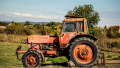 V Dluhonicích se převrátil traktor s vlečkou