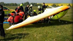 Pilotka rogala nezvládla řízení a z malé výšky spadla na zem
