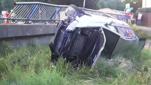 Řidič v Hanušovicích se svým autem spadl z mostu