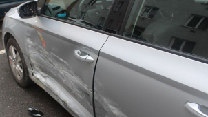 Opilý řidič naboural hned několik zaparkovaných aut