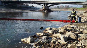 Hasiči zasahují v Hranicích na řece Bečvě