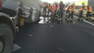 Na dálnici u Bystročic se převrátil přívěs s asfaltem