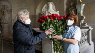 Zástupci Olomouce poděkovali sestřičkám, dali jim růži