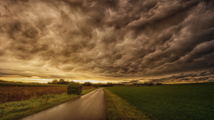 Meteorologové varují před bouřkami a silným větrem