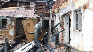 Muž si během vaření na plynu zapálil a usnul, výbuch přežil