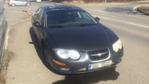 Strážníci spolu s hasiči řešili odstavené auto