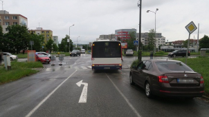 Po střetu auta s busem skončila seniorka v nemocnici