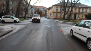 Řidič srazil a zranil chodkyni a z místa nehody pak ujel