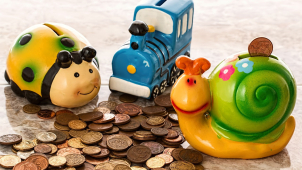 Přišla na kamarádskou návštěvu, pak dětem vybrala pokladničku