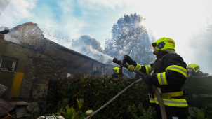 Dům hasilo deset hasičských jednotek, pomáhali i kolegové z vedlejšího kraje