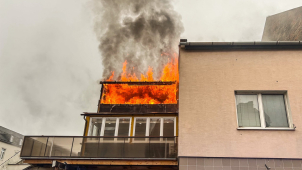 Hasiči bojovali s požárem budovy v Prostějově, jeden zraněný