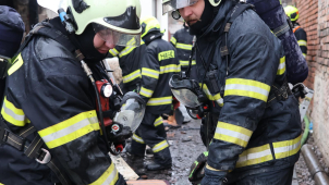 V hořícím domě zemřel člověk, zasahovalo šest jednotek hasičů