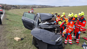Autobus se střetl s osobním autem, řidičku vyprošťovali hasiči