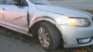 Tahač to na dálnici u Hranic opřel o auto