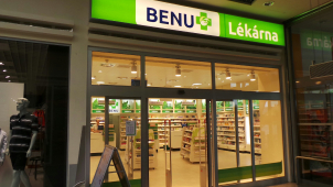 V lékárnách už se dodržují dvoumetrové rozestupy ve frontách