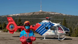 Lyžař nezvládl jízdu, přiletěl pro něj vrtulník