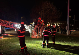 Vyhlídkové kolo se zastavilo i s lidmi v kabinkách