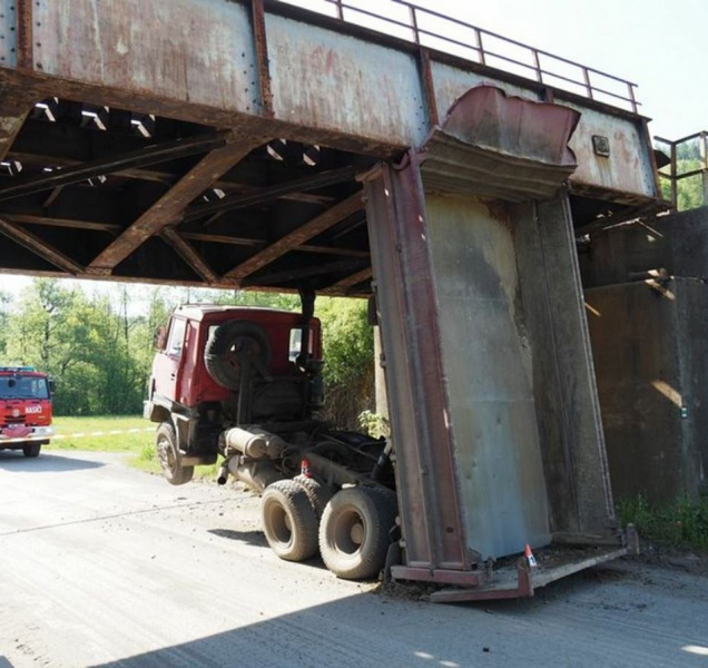 Náklaďák posunul železniční most. Vlak nahradily autobusy