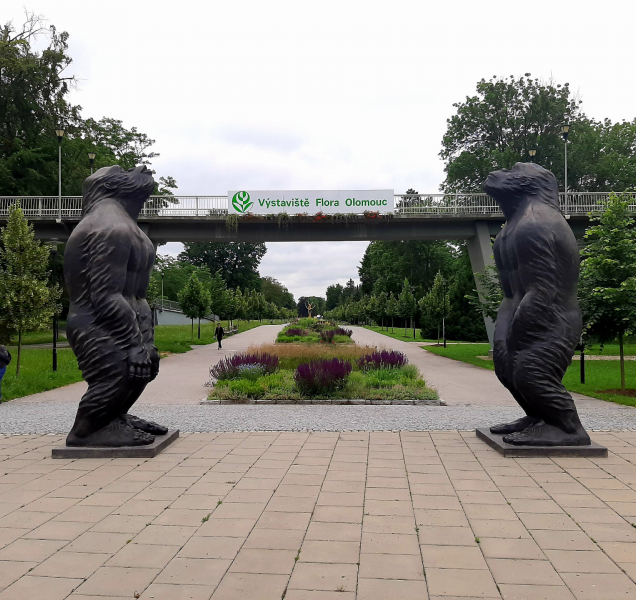 Opice, střežící Smetanovy sady, vyvolaly vášnivé diskuze o vkusu