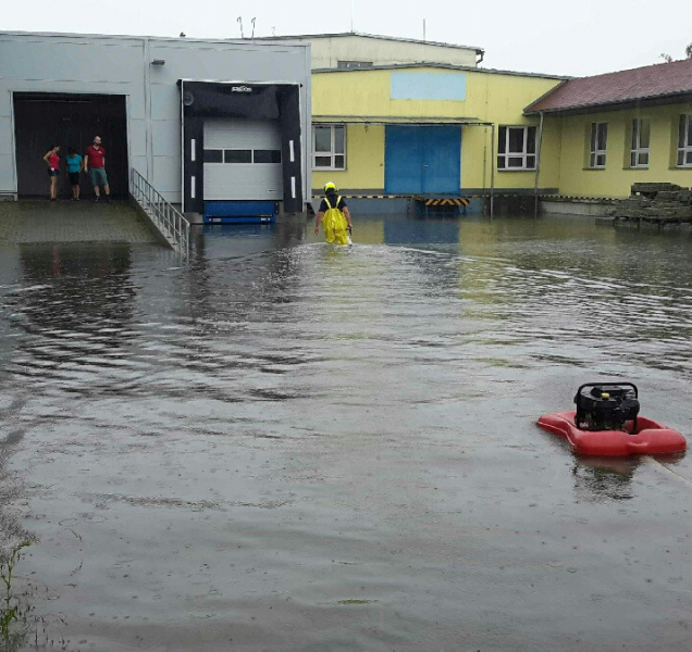 Voda znovu stoupá. Jedna osoba se pohřešuje