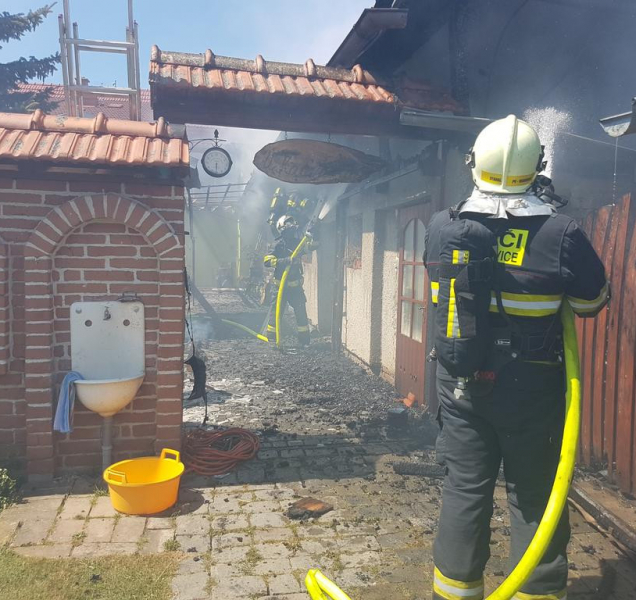 V Hrdibořicích hoří přístavek domu
