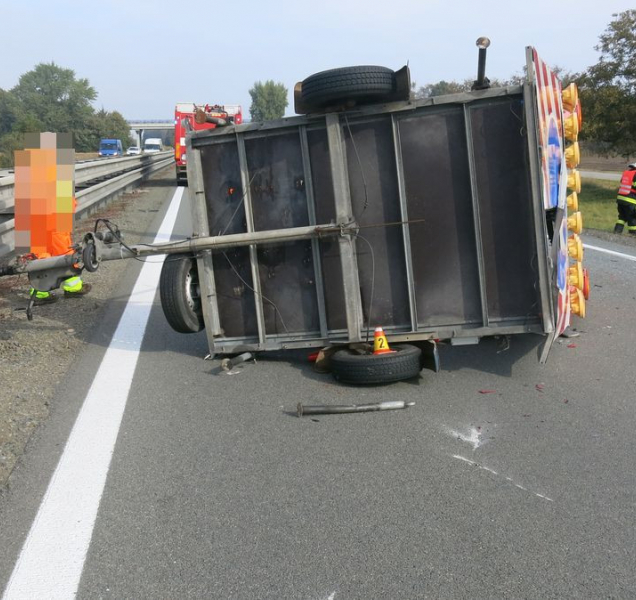 Cizinec na dálnici smetl vozík se směrovou šipkou