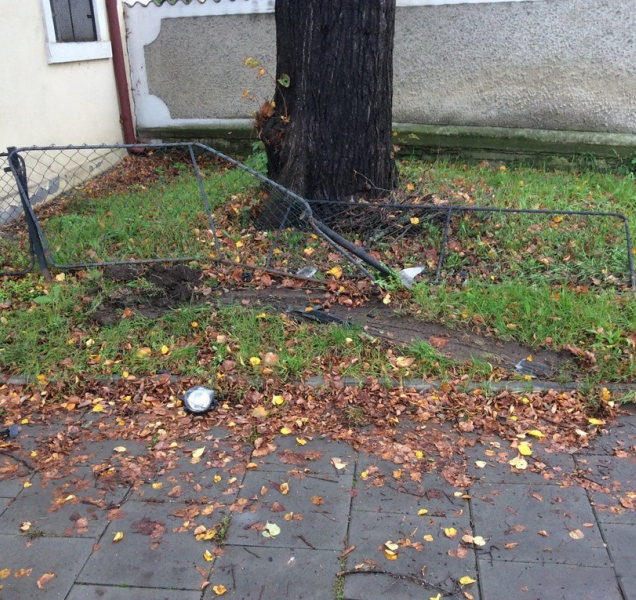 Neznámý řidič poškodil oplocení černovírské kapličky