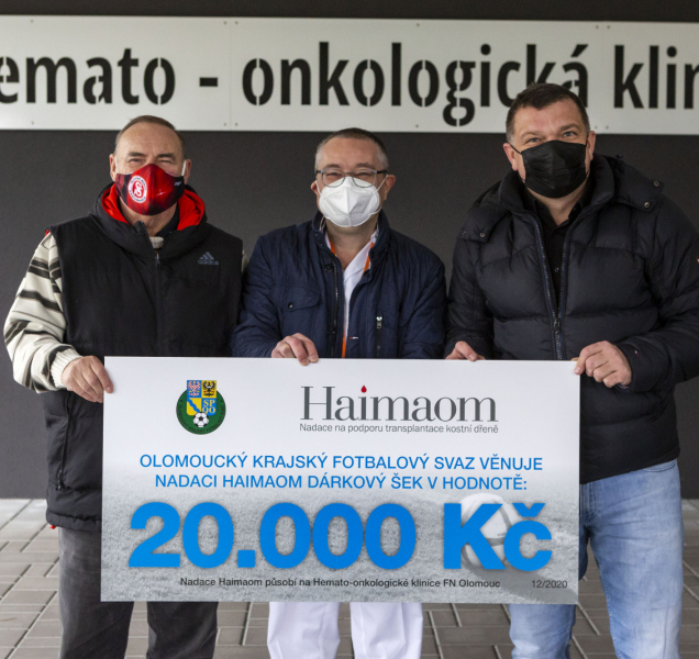 Krajský fotbal daroval peníze hemato-onkologickému oddělení FNOL