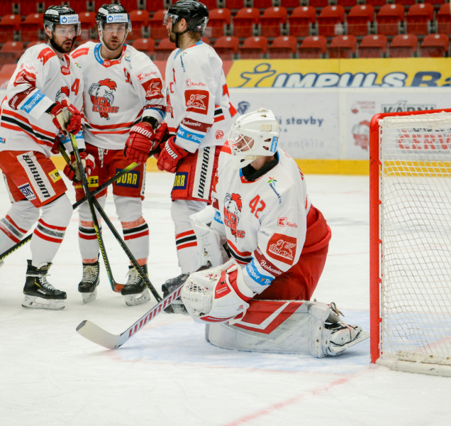 Hokejisté HC Olomouc vezou z Pardubic bod