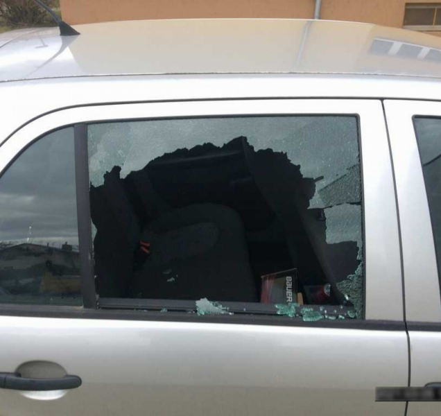 Vandal během noci demoloval auta