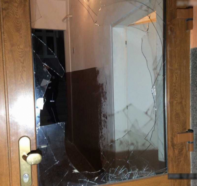 Po svém řádění za sebou nechal rozbité dveře a rozházený sklep