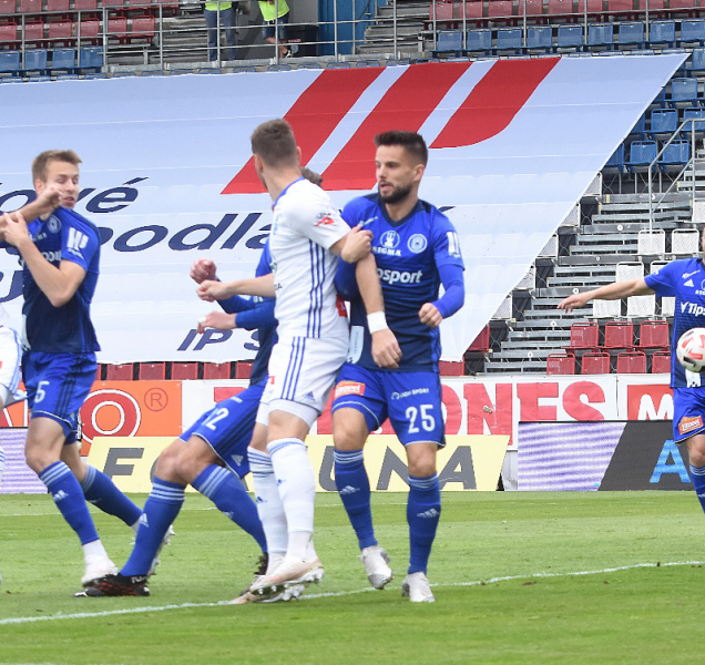 Počet diváků na stadionech bude i nadále regulovaný