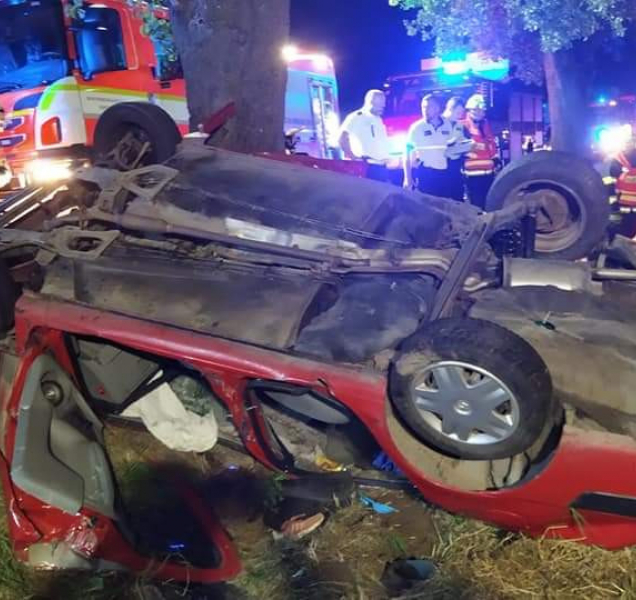 Mezi Cholinou a Odrlicemi zůstalo v autě pět zaklíněných osob