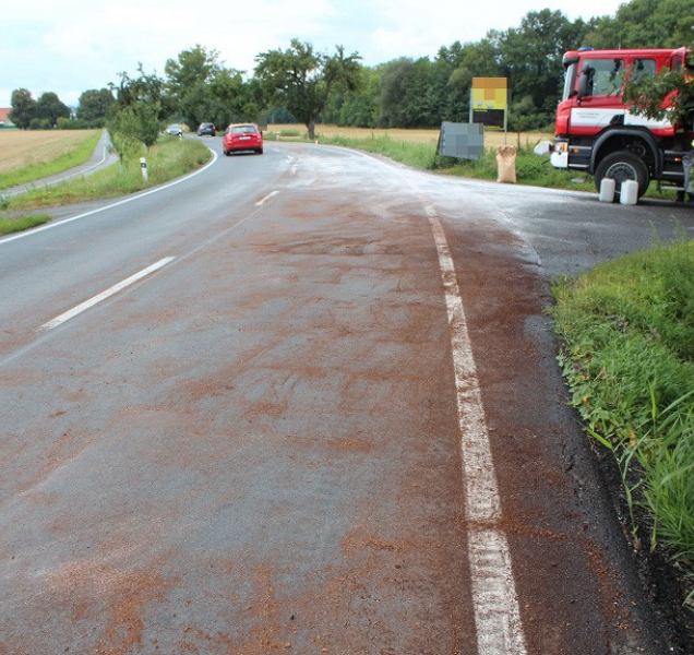 Řidiči mezi Uničovem a Šumvaldem klouzali na rozlité naftě