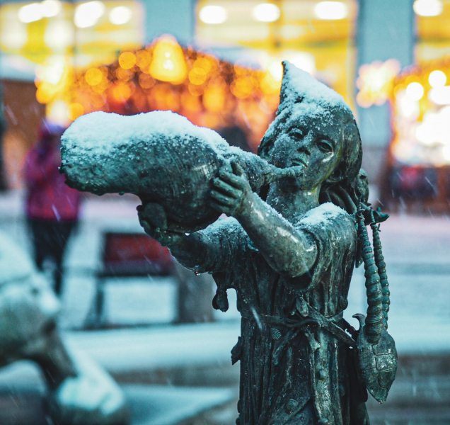 Končící Vánoční trhy pocukroval sníh. Jaké počasí bude o víkendu?