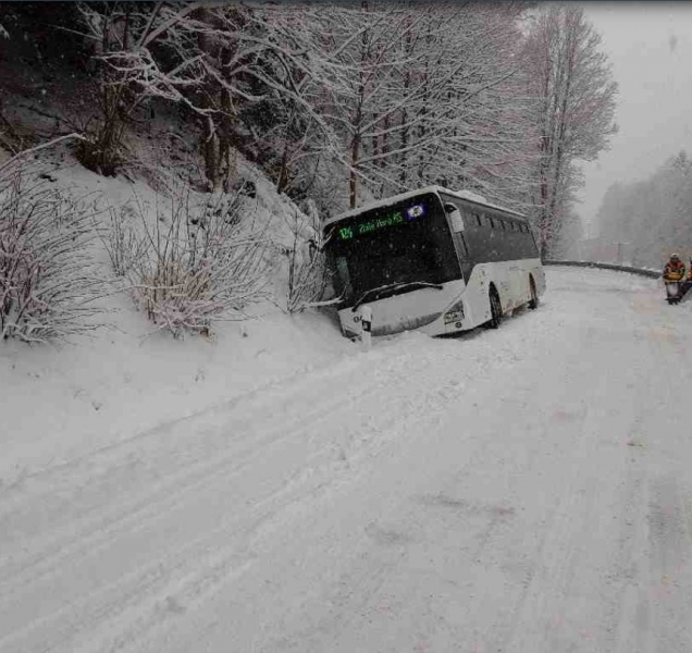 Řidiče překvapilo počasí, hasiči jsou v zápřahu