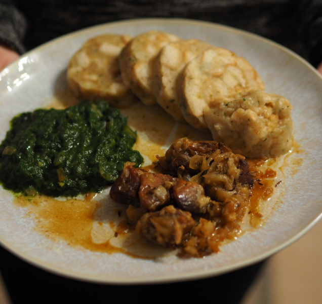 Vaříme s Večerníkem: Vepřové výpečky se špenátem a karlovarským k