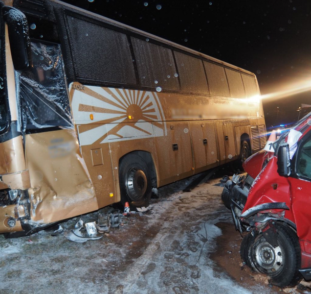 U Bohdíkova se srazil autobus s dodávkou