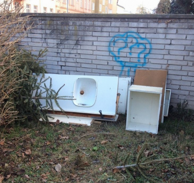 Kuchyňská linka skončila mimo sběrný dvůr