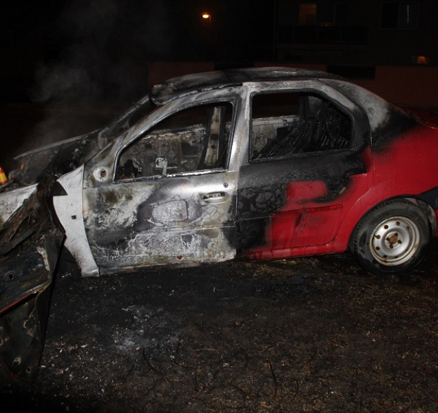 Opilý mladík v Olomouci boural do stromu, auto začalo hořet