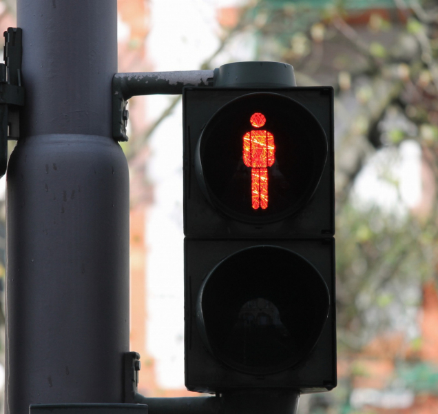 Strážníky trápí přecházení na červenou i přes železniční přejezd