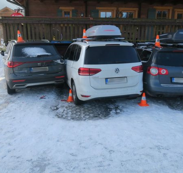 Řidič za volantem rolby usnul, naboural tři osobní auta