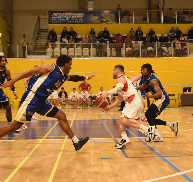 Basketbalisté BK REDSTONE lákají na vstup a pití zdarma