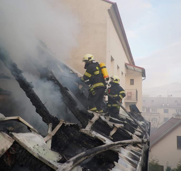 Hasiči zasahovali u požáru na Blažejském náměstí, takto vypadal