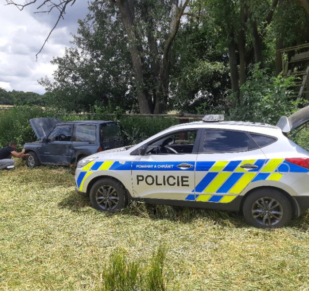 Až prostřelené pneumatiky řidiče zastavily