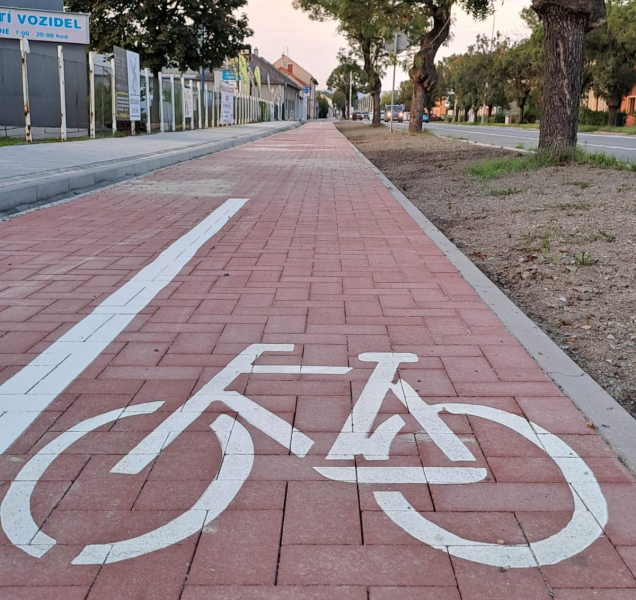 Podél Chválkovické ulice už to půjde na kole bezpečně