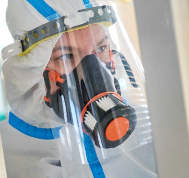 Zákaz návštěv ve fakultce a respirátory opět na scéně