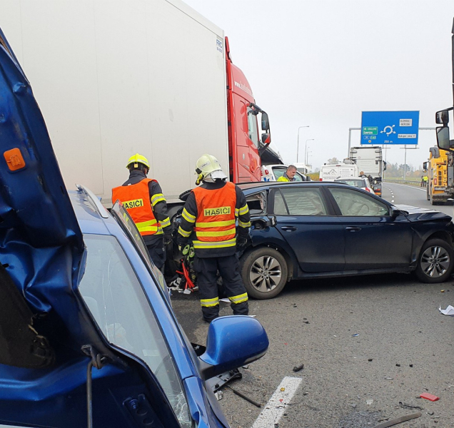 Hromadná nehoda před kruhovým objezdem u Globusu. Mezi šesti zraněnými jsou i děti