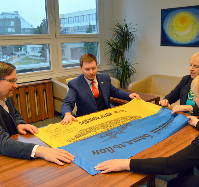 Právnická fakulta převzala poděkování za pomoc Ukrajině