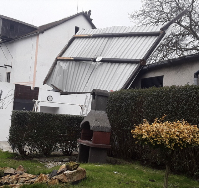 Vichřice a pak husté sněžení. Hasiči i energetici měli těžký den